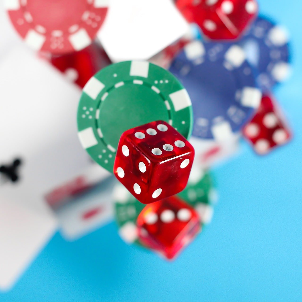 Pemain menikmati live casino dan permainan slot di 138alien Indonesia